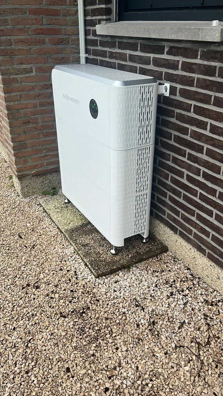 Thuisbatterij tegen een gevel
