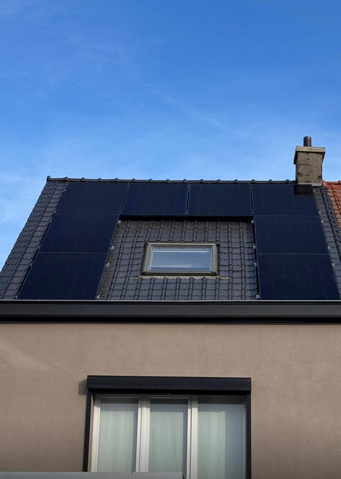 Woning met zonnepanelen op het dak
